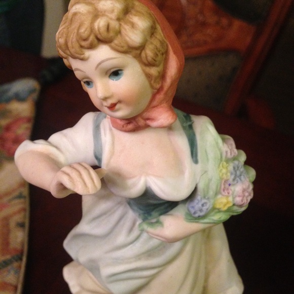 🎉🎉🎉🎉Authentic Figurine - Picture 2 of 3