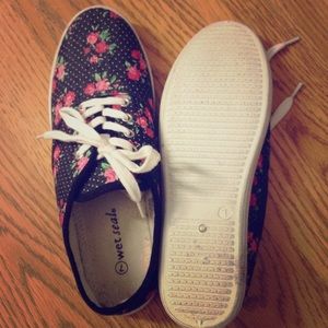 Polka dot floral shoes