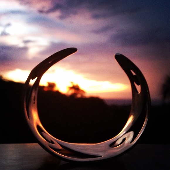 Wave Cuff - Picture 2 of 3