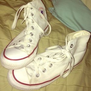 High-top converse STILL SMELL LIKE ROSES 😉🌹💁🏼