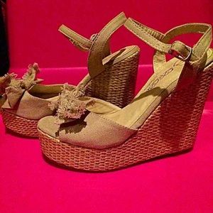 Distressed Bow Wedges