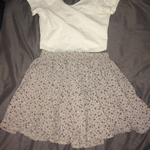 Floral Brandy Melville skirt! 😘