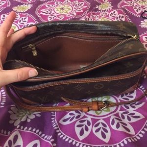 Louis Vuitton. If interested comment , still avail