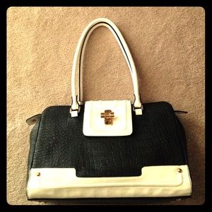 Like new Black and white purse from shoe dazzle