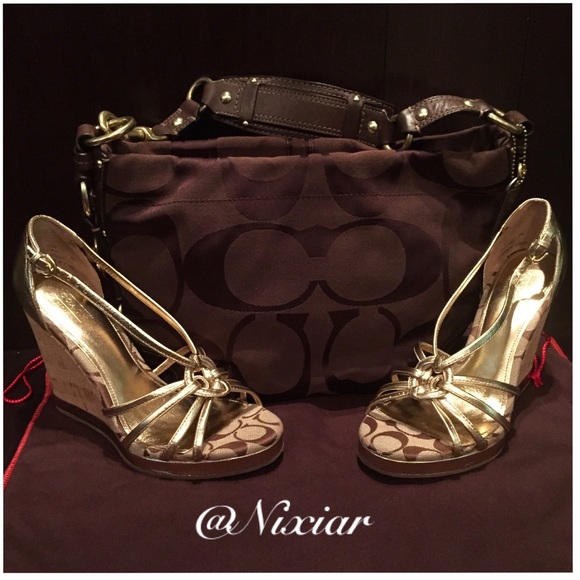Coach Signature Carly Handbag. Brown/Gold.