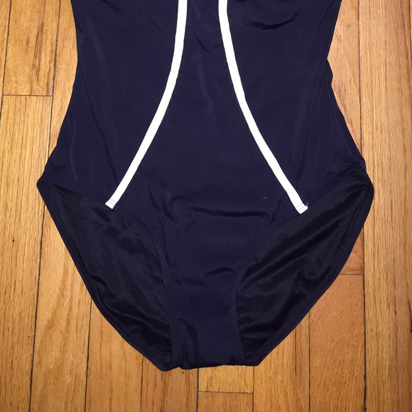 Super attractive 1 piece swimsuit - Picture 3 of 3