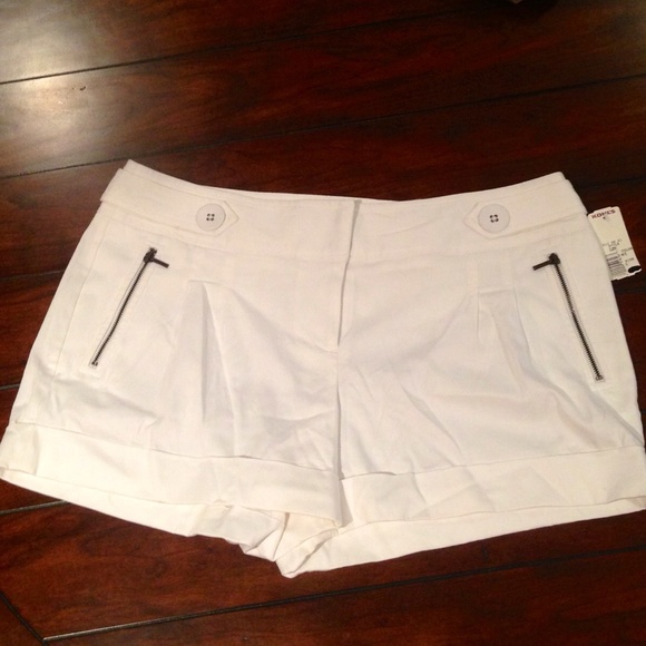 White shorts NWT 🌞🌻
