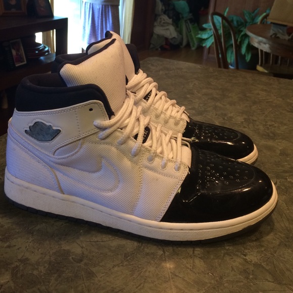 mens black and white air jordans