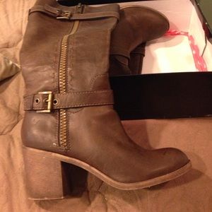 CUTE BROWN BOOTS