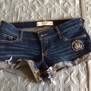 Abercrombie short shorts with appliqué