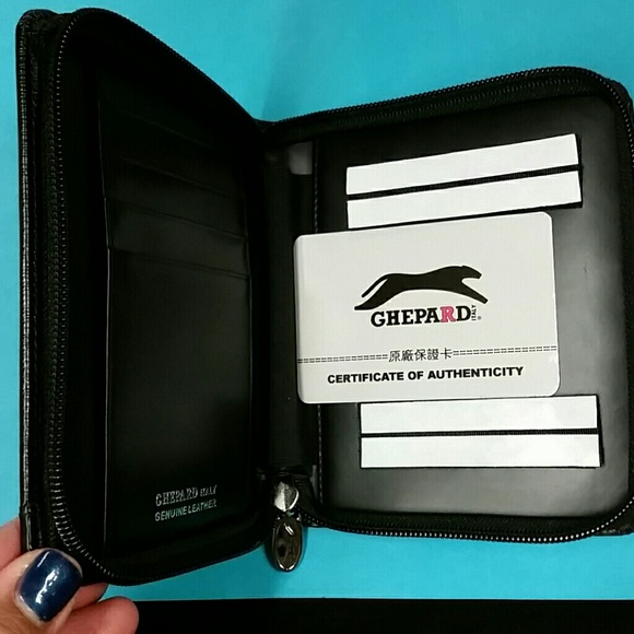 😊 Zip Around  Wallet NWOT - Picture 2 of 3