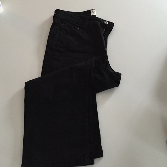 Black capris