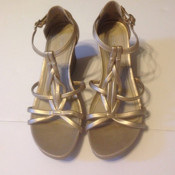 Gold apartment 9 heels size 6.5