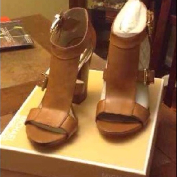 Michael Kors Robin Sandal T strap sz 10 worn ONCE