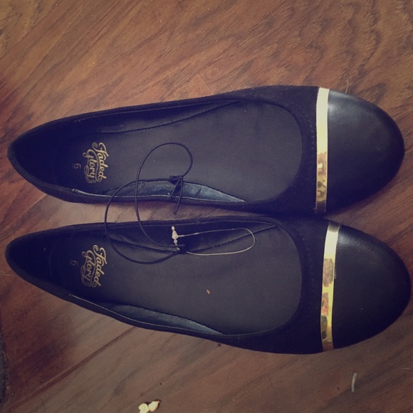 Faded Glory Size 6 black and gold flats