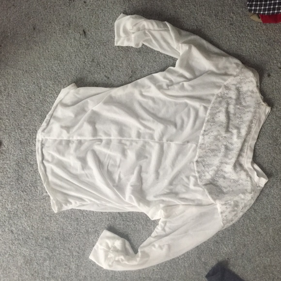 White top with lace on the back - Picture 2 of 3