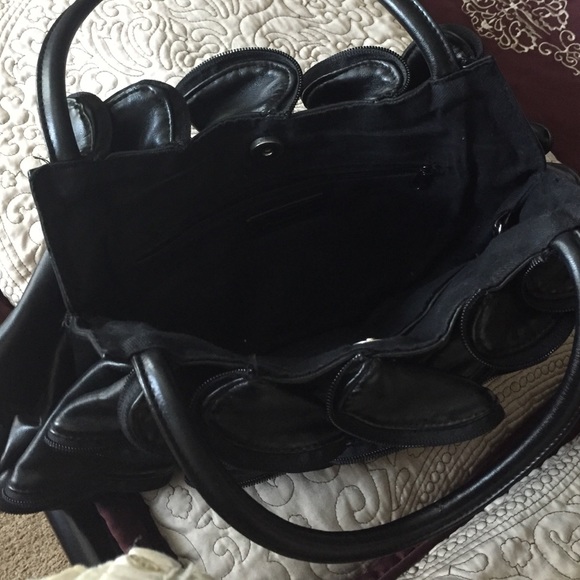 Zipper Ruffle purse - Picture 2 of 3