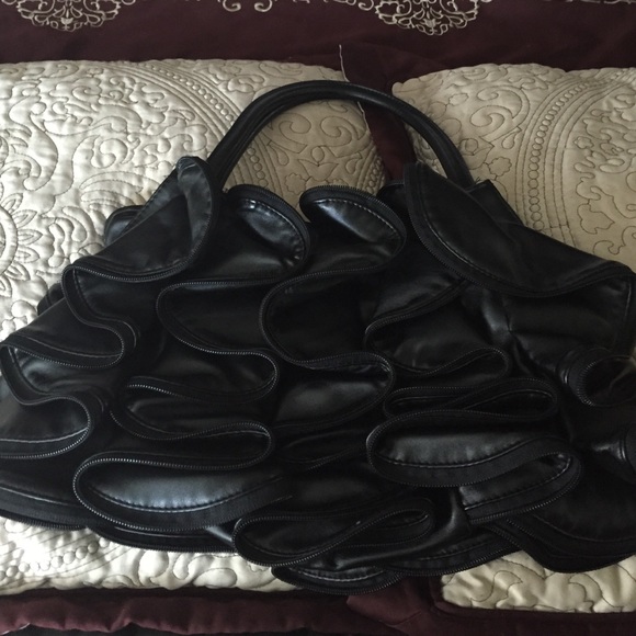 Zipper Ruffle purse - Picture 3 of 3