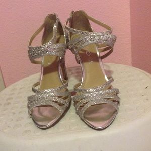 Aldo silver heels, FITS 6-6.5!!!