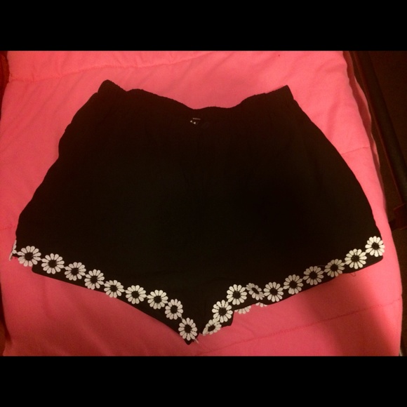 Super cute black shorts with daisy details. - Picture 1 of 2