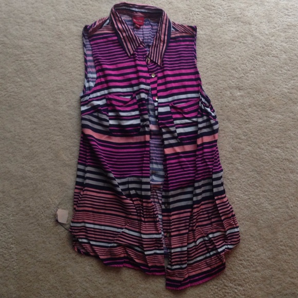 Stripped sleeveless button down shirt