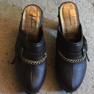 Cute brown clogs with gold tassles