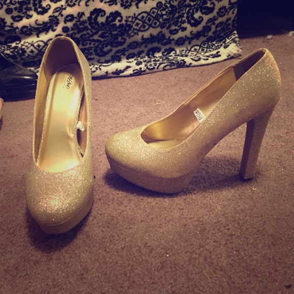 Gold sparkling high heels