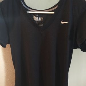 Black nike v neck 😊