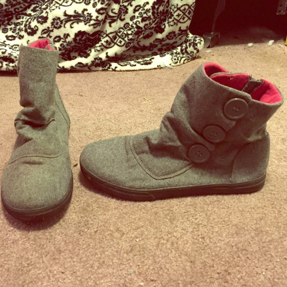 Grey boots with three grey buttons