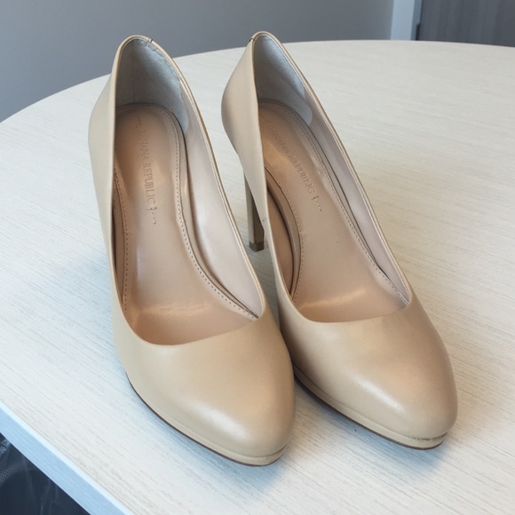 Nude Banana Republic leather pumps