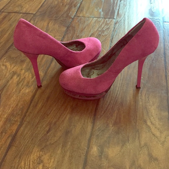 Magenta suede pumps!