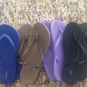 Bundle of 4 pairs of flip flops
