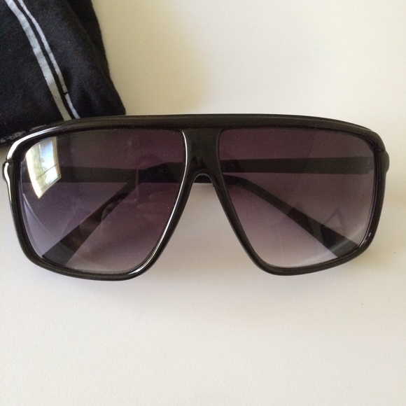 Sporty sunglasses - Picture 2 of 3