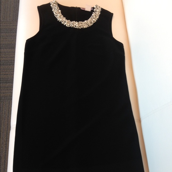 Black pearl necklace sheeth dress