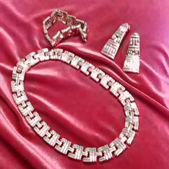 Gold Tone Necklace, Bracelet, and Earring Set. New