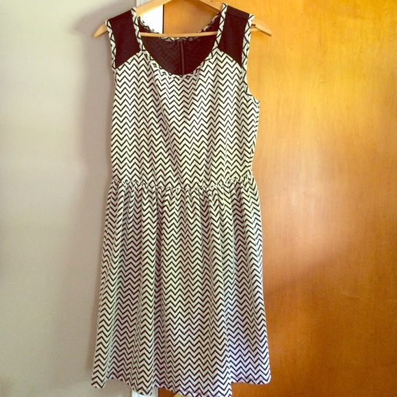 Chevron exposed back zipper dress