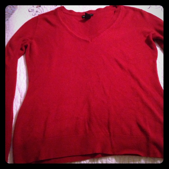 100% acrylic sweater. Very comfy! - Picture 1 of 1