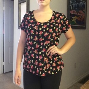 ✔️SOLD 🌹Dark Floral Short Sleeve Top🌹