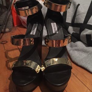 Steve Madden black and gold wedges