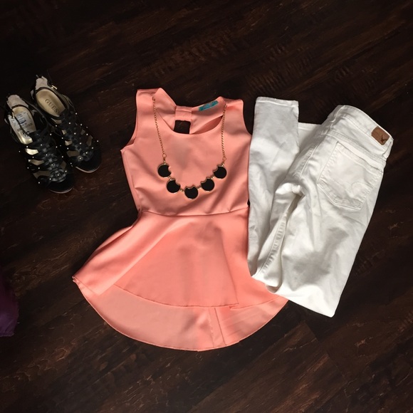 Tops - 🌺 1 DAY SALE 🌺 Light Coral Peplum Top w Necklace