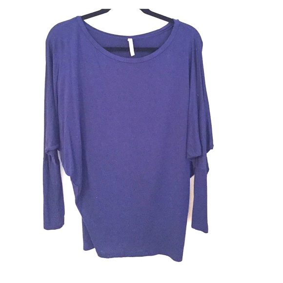Simple cotton navy blue top. Tightens at waist