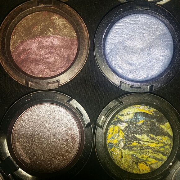 4 Extra Dimension/Pigmented MAC eyeshadows.