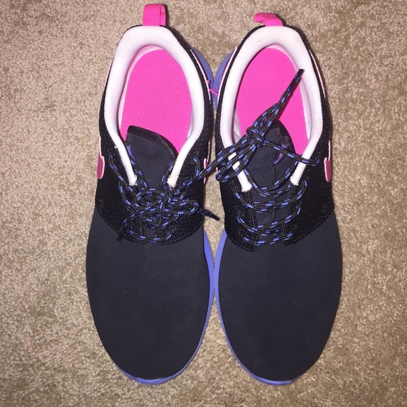 🚫🚫Sold🚫🚫Nike Roshe Big Kids fits a 7.5 women - Picture 2 of 4