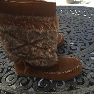 Minnetonka fur boots size 7