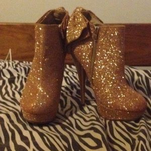 Herstyle gold sparkle heels. Size: 6.5