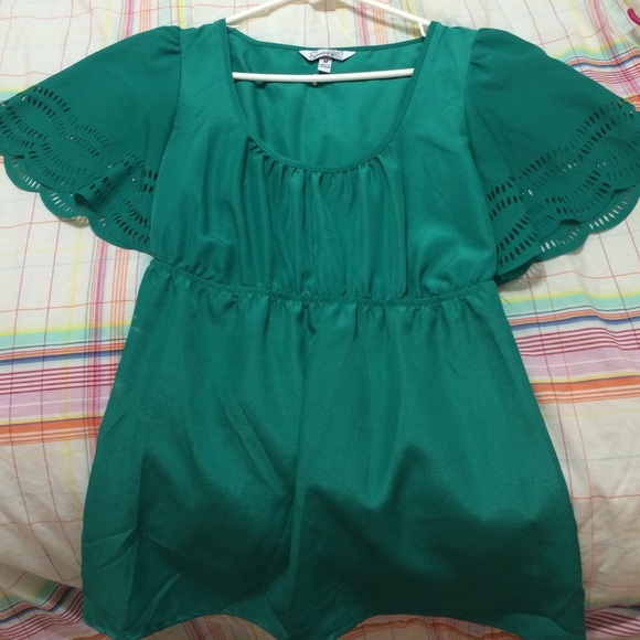 Solid green top with a fun sleeve! - Picture 1 of 2