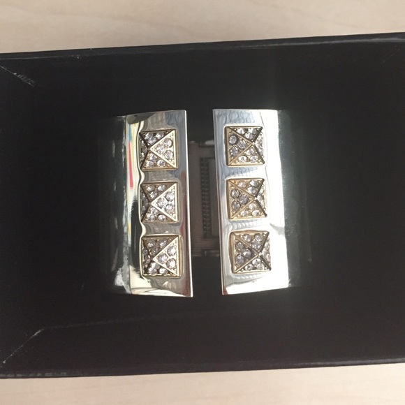 Victoria's Secret gold bracelet - Picture 2 of 4