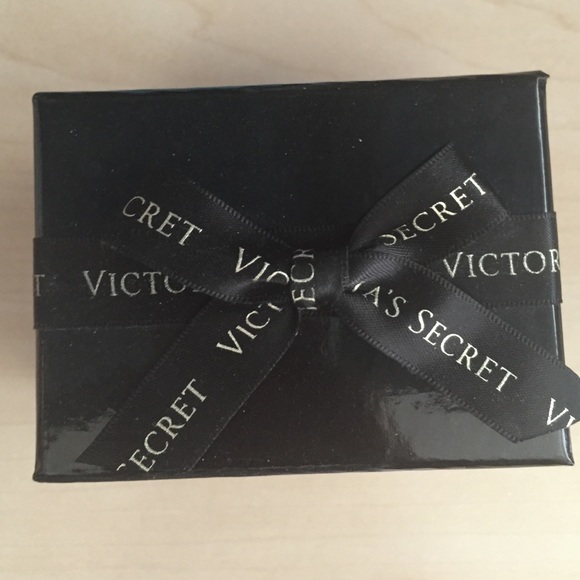 Victoria's Secret gold bracelet - Picture 3 of 4