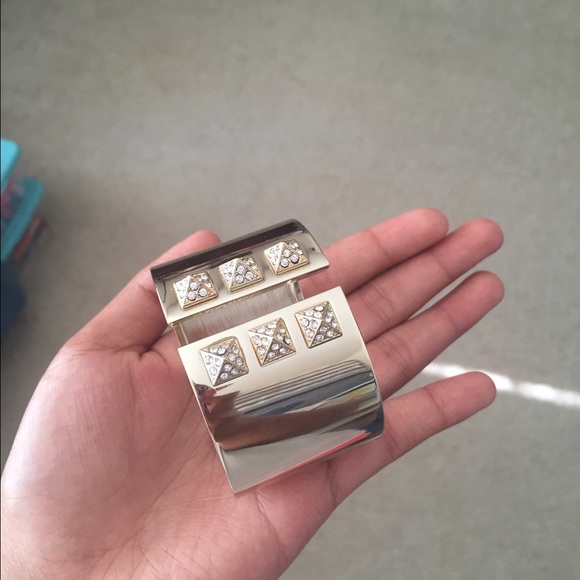 Victoria's Secret gold bracelet - Picture 1 of 4