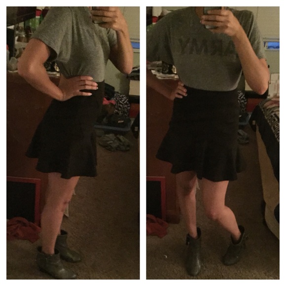 🎈LOWERED🎈Black Skater Skirt - Picture 4 of 4